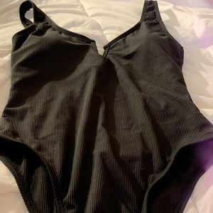 Cheeky Low Cut Scoop Back Blk One piece 👙